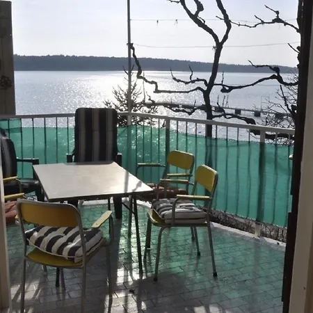 Apartment Petar - 6m From The Sea Barbat na Rabu