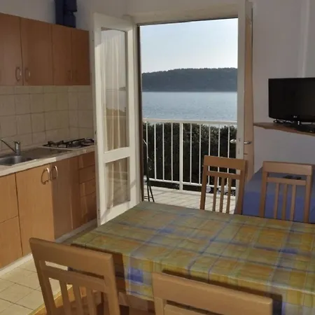 Apartment Petar - 6m From The Sea Barbat na Rabu